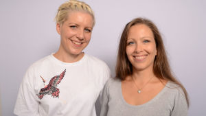 Teatteri-ilmaisun ohjaaja Jenni Hoppi ja laulupedagogi Iris Seesjärvi Radio Suomen illassa. Jenni Hoppi ja Iris Seesjärvi.