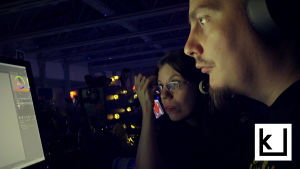 Nainen ja mies katsovat tietokoneen ruutua keskittyneesti.