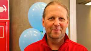 Mies Oulun kirjastossa.