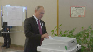Putin röstar i söndagens lokalval. Vladimir Putin röstar i det ryska lokalvalet 9.9.2018.