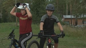 Noah Grön och Axel Storbacka på träning i Larsmo. Noah Grön och Axel Storbacka gillar terrängcykling.