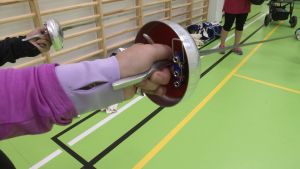 Hur hålla i en värja? De fem kvinnorna fick börja med grunderna. Hand som greppar en värja.