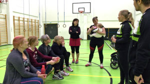 Saskia Halminen berättar för Anu Halinen (längst t.v.) och de andra om hur en tävling i modern femkamp går till. En grupp kvinnor i ring informeras om modern femkamp.