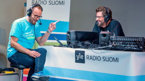 Radio Suomen Helsingin iltapäivä puhui digitaidoista suorassa lähetyksessä kiertueen kirjastolta. Paavo Häikiön haastateltavana kampanjan kärkihahmo Mikko Kekäläinen. Mikko Kekäläinen Radio Suomen Helsingin iltapäivän haastattelussa Nettiä ikä kaikki -kiertueella.