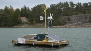 Sälskrämma i Nådendal. En flotte med solpaneler och vindturbin i Nådendals skärgård, en så kallad sälskrämma.