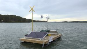 I SKärgårdshavet används sälskrämmor på en del ställen. Flotte med solpaneler och vindmölla, en så kallad sälskrämma i Nådendals skärgård.