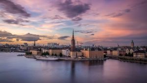 Flyr de finlandssvenska småbarnspedagogerna till Stockholm? Tukholmaa kuvattuna auringon laskiessa.