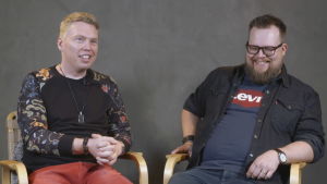 Vi har alltid haft en ganska snäll humor, säger Johannes Häger och Anders Eklund. Inget hån, eller då har vi hånat oss själva i så fall. Till exempel tycker Anders att det är hysteriskt roligt att skämta om sin egen panikångest. Så var det också när den var som värst. Johannes och Anton skrattar