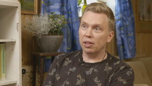 Det var en förebedjare som frågade mig på ett möte en gång, om jag funderat på tungotalet och om jag ville börja tala i tungor, berättar Johannes. Så då sa jag, tja, det kan jag väl göra... Och så började processen efter det. Johannes Häger