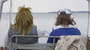 Och det här med livet efter döden, säger Anders Eklund. Det låter ju helt space. Men jag har ändå aldrig kunnat släppa den tanken. Ibland handlar det kanske mera om hopp än om tro. Man tror inte alltid, men man hoppas så vansinnigt. Anton och Johannes utklädda bakifrån ser ut över havet