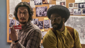 Huvudrollerna i BlacKkKlansman spelas av Adam Driver och John David Washington, Denzel Washingtons son. Adam Driver och Denzel Washingtons son John David Washington i huvudrollerna i filmen BlacKkKlansman.