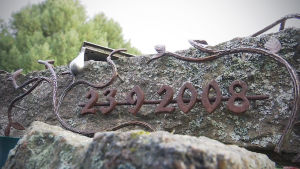 23.8.2008 – datumet för skolskjutningen i Kauhajoki är förevigat i minnesmärket för offren. Minnesmärke över skolskjutningen i Kauhajoki.