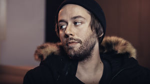 Rap-ura menee Olli Antoniolle Negatiivisten nuorten edelle, vaikka bändi tekeekin edelleen musiikkia. Räppäri Olli Antonio lähikuvassa.