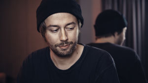 Olli Antonio kokee, että englanniksi räpätessä artistit saavat kyseenalaiset lyriikkansa helpommin anteeksi. Räppäri Olli Antonio lähikuvassa.