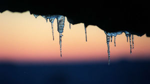 Jääpuikkoja auringonlaskun aikaan.