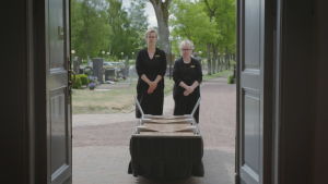 Det finns en trygghet i att kyrkan har en plan för livets alla skeden, säger Johanna, på bilden tillsammans med kollegan Anette Karlsson. Och fastän det finns ritualer och rutiner här, så blir det aldrig en teater. Det är mänskligt allt som sker. Det är på riktigt. Johanna Boholm-Saarinen