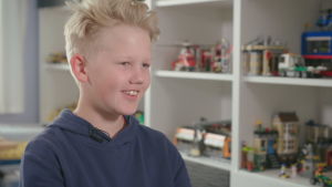 Familjen Boholm-Saarinen är djurkära och katten Foppa var Joel Saarinens allra bästa vän. Foppas grav finns nu på deras gårdsplan och efter begravningen började det dyka upp små tecken där. Foppa visste att vi tycker om hallon, berättar Joel, så först började det växa ett helt hallonsnår runt graven. Och sen formades det ett hjärta i barken i björken mittemot. Ingen vet hur det kom dit, men det är som en hälsning. Johanna Boholm-Saarinens son Joel Saarinen