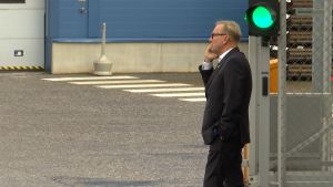 Denis Strandell har varit med och lobbat för att enheten i Lappvik ska fortsätta. Denis Strandell talar i telefonen.