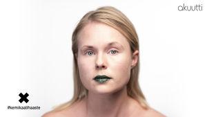 Suoraan kameraan katsovan naisen huulet on maalattu vihreällä.