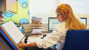 Cancerläkarna skulle behöva mycket mera tid när de möter patienter, och de borde kunna sköta samma patienter en längre tid, säger Veera Salminen vid Tammerfors universitetssjukhus. Cancerläkarna skulle behöva mycket mera tid när de möter patienter, och de borde kunna ta emot samma patienter över en längre tid, säger Veera Salminen vid Tammerfors universitetssjukhus.