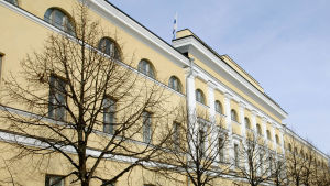På Utrikesministeriet i Helsingfors jobbar ungefär 800 personer. Utrikesministeriet byggnad på Skatudden i Helsingfors