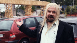 Västnyländska arkitekten Patte har mest fördomar av huvudpersonerna. Humorkraktären Patte Lindroos i serien Stjärnorna på Knipan.. Skådespelare: Max Forsman