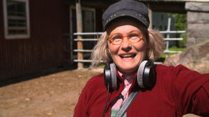 Hellen Willberg spelar "Maj-Fritt" med fotsvamp. Humorkaraktären Maj-Fritt Heuwen i serien Stjärnorna på Knipan, Skådespelare: Hellen Willberg