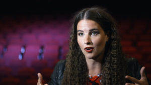 Frida Österberg väcker männens intresse under filmningen av "Stjärnorna på Knipan". Frida Österberg i humorserien Stjärnorna på Knipan.