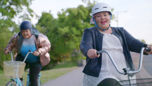 Jenny Lehtinen ja Saara Sarvas ajavat polkupyörillä