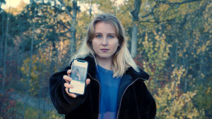 Molly Rosenström har raderat många av bilderna på sitt Instagramkonto. Hon vill inte längre förknippas med den hon var där. En kvinna med långt blont hår. Hon står framför en björkskog. Hon håller upp en telefon där appen Instagram är igång. Vi ser en bild av henne, där hon är lättklädd och väldigt smal, eftersom hon lider av anorexi.
