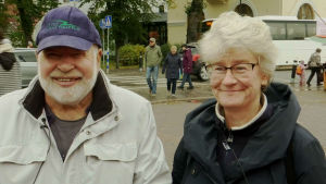 Pelu och Susanne Olin äter flundra, siklöja och rökt fisk. De både filear och gravar fisken själva. Susanne och Pelu Olin ler. De står på Borgå torg.