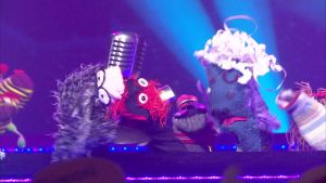 Blackie Laglös och Martin firar segern på scenen. Blackie Laglös och Martin firar segern på scenen i Strumphittarna 2018.