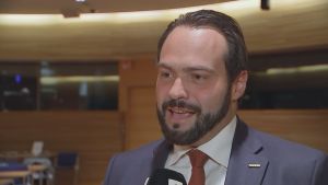 När Fabio Massimo Castaldo sätter i gång är det svårt att få honom att sluta tala. Han är oerhört entusiastisk över den politiska reform som hans parti gjort i Italien. Femstjärnerörelsen