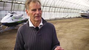 Roger Larsson har flera växthus på tomten som han investerat stora pengar i. Roger Larsson i Östersundom.
