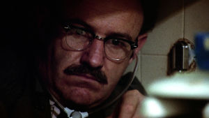 Keskustelu: Gene Hackman. Gene Hackman salakuuntelemassa ahtaassa paikassa elokuvassa Keskustelu (The Conversation)
