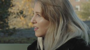 Musiikin pariin palannut Molly uskoi, että pystyisi nyt hallitsemaan syömishäiriönsä. Molly Rosenströmin kasvot läheltä. Kuva otettu ulkona syysilmassa.