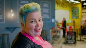Jenny Lehtinen ostoskeskuksessa.