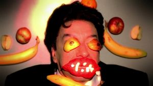 Brian Pern oli muovailuvahan ja stop motion -tekniikan uranuurtaja musiikkivideoiden alalla Simon Day on muovailuvahan ja hedelmien ympäröimä Brian Pern sarjassa Brian-sedän rocktarinat