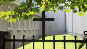 Som slav hos nunnorna. De ogifta mammorna arbetade gratis på nunnornas tvätterier. Peters mamma arbetade i tiotals år på det här tvätteriet i Galway. Benen av 800 barn hittades i Tuam