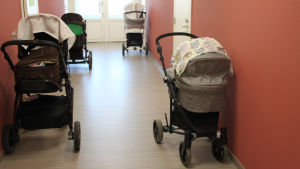 Nästan hälften av de unga mammorna som kommer till Ensikoti är minderåriga. barnvagnar på Ensikoti