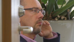 Psykiater Kristian Wahlbeck vill se mer forskning om religiöst trauma. Först då kan vi se skillnader i symtom och behandling jämfört med andra typer av psykisk ohälsa, säger han. Utvecklingsdirektör Kristian Wahlbeck på Föreningen för mental hälsa i Finland
