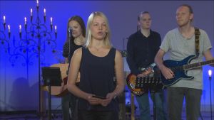 I en PULS-gudstjänst har aktiva församlingsmedlemmar bärande roller. Gudstjänsten som sänds i radio och TV leds av Bianca Holmberg Mötesledare Bianca Holmberg