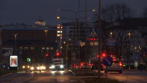 Högtrycksnatriumlampor har ett gulaktigt sken. Gata i Åbo i mörker, många bilar köar vi trafikljus.