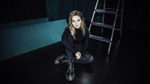 Erika Sirola kuvaa musiikkialan olevan kuin sipuli, jonka ydinkerroksiin kaikki artistit pyrkivät. Laulaja Erika Sirola istuu kuvassa lattialla jalat ristissä.