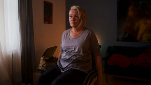 Laura (Hellen Willberg) har ett löfte till sin döda bror som hon vill hålla. kortfilm askan