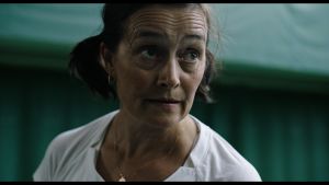 Hanna (Nina Hukkinen) har bestämt sig för att inte låta sig påverkas av fult spel. kortfilm Matchen