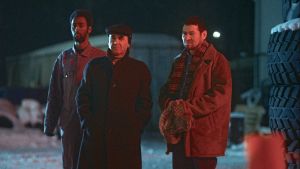 Masoud (Miragha Sedigi) och Bashir (Ebrahim Saberi) iakttar hålet tillsammans med en bilförsäljare. kortfilm Hur man närmar sig ett hål