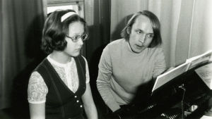 Tuleva musiikkitieteen professori Eero Tarasti opettaa pianonsoittoa tulevalle mezzosopraano Monica Groopille (s. Riska) Meri Louhoksen pedagogiikkatunnilla 1970-luvun alussa. Tuleva musiikkitieteen professori Eero Tarasti opettaa pianonsoittoa tulevalle mezzosopraano Monica Groopille Meri Louhoksen pedagogiikkatunnilla 1960-luvun lopulla.