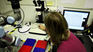 STUKin laboratoriossa saadaan radonpurkin kalvolta selville sisäilman becquerellimäärä. Säteilyn jättämät jäljet lasketaan tietokoneen avulla.