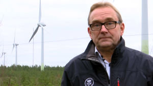 Hangös stadsdirektör Denis Strandell förespråkar förnybara energikällor. Porträttbild av Denis Strandell.